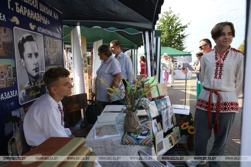 Жители Ивацевичей рассказали, как город расцвел ко Дню письменности