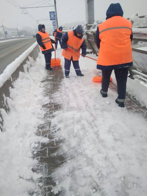 В Бресте идет уборка снега