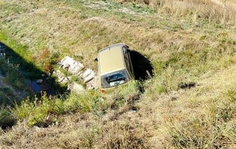 Пьяный бесправник угнал чужое авто и влетел на нем в мелиоративный канал