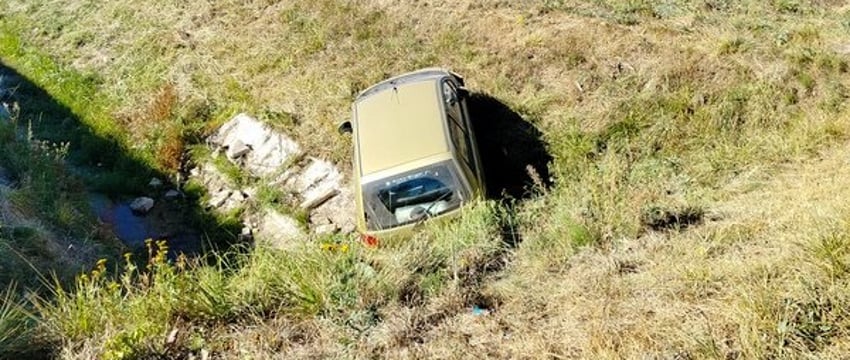 Пьяный бесправник угнал чужое авто и влетел на нем в мелиоративный канал