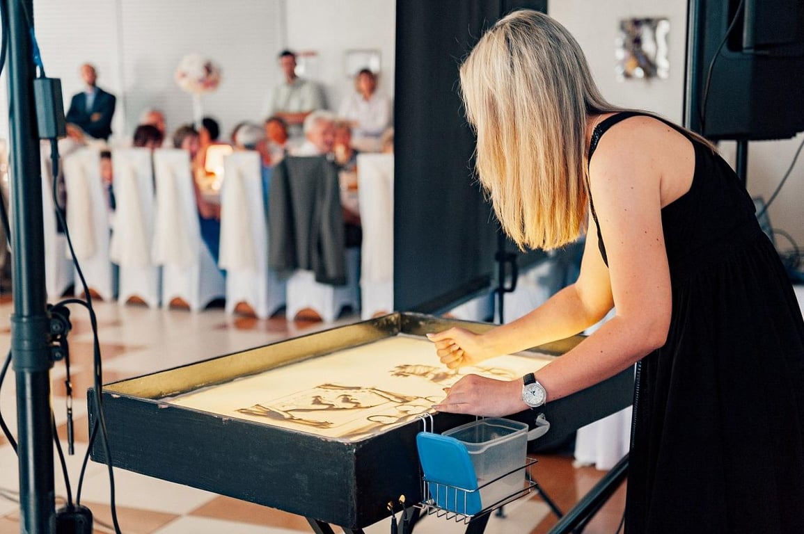 Ушла из найма, чтобы устраивать зрелищные шоу с песком. Вот как белоруска развивает необычный бизнес