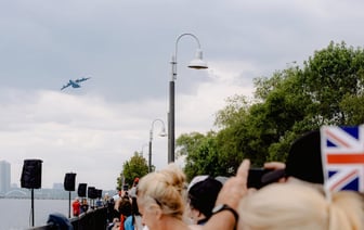«Наша Ніва»: с каменецкой башни убрали флаг ВКЛ с погоней
