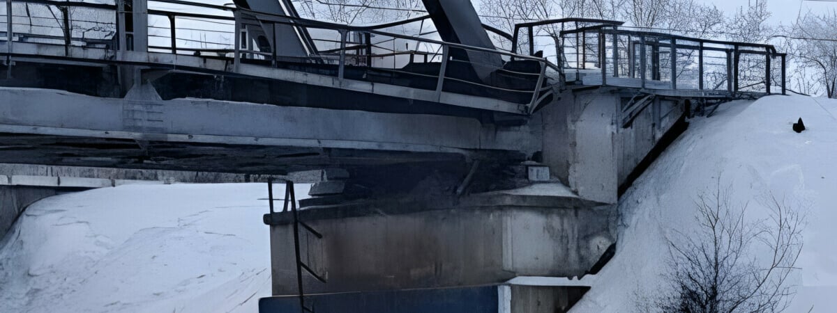 В России взорвали железнодорожный мост. Что известно? — Фото