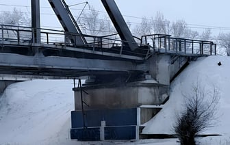 В России взорвали железнодорожный мост. Что известно? — Фото