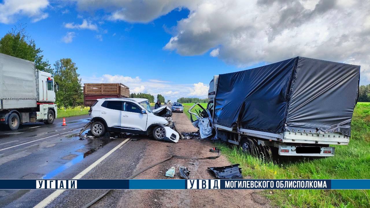 Два человека пострадали при столкновении легковушки и двух грузовых авто