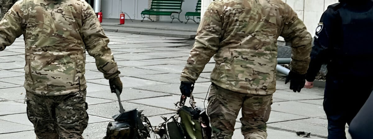 «Я думал мне звездец» – Украинский военный показал российскую ракету, упавшую рядом с ним — Фото