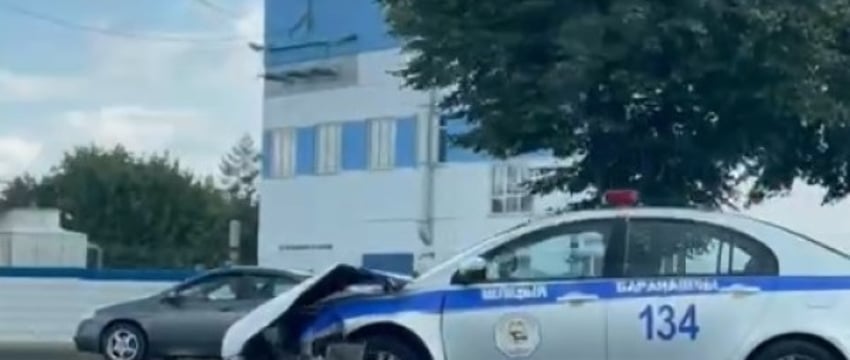 В Барановичах автомобиль ГАИ попал в аварию