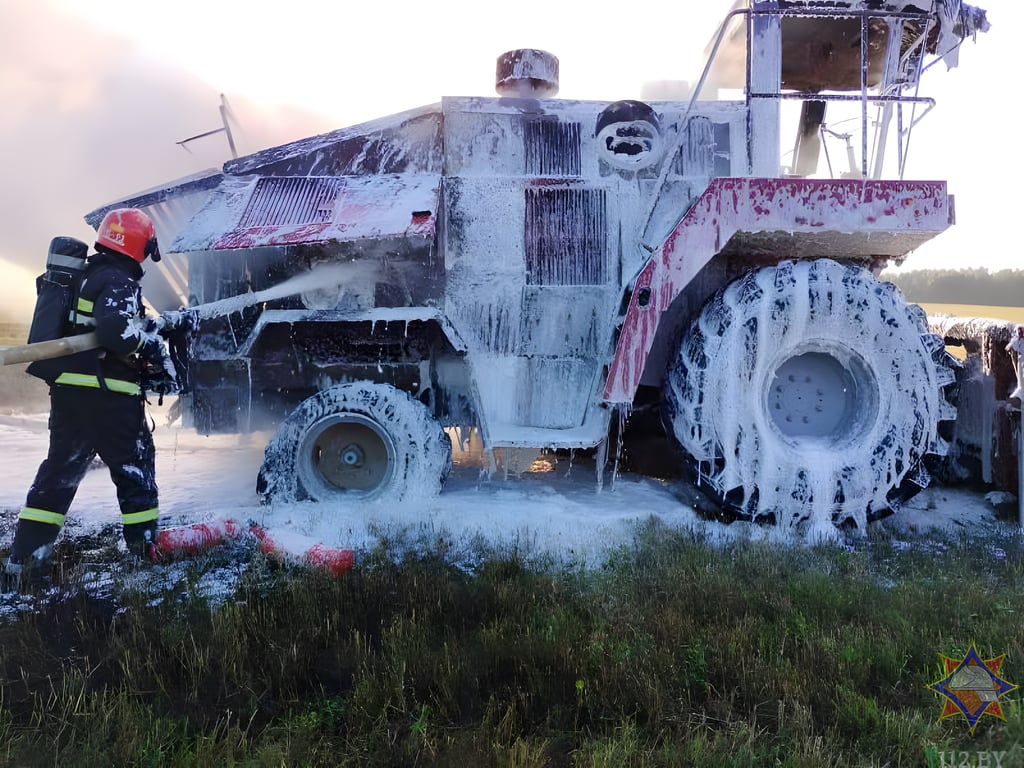 Еще один комбайн сгорел в Витебской области. Фото МЧС