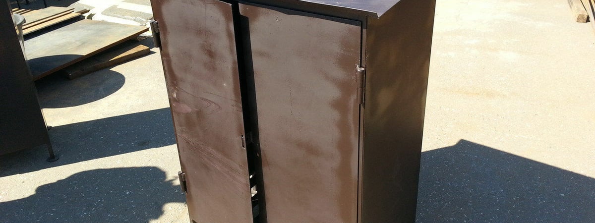 «Удобно ли сидеть?» — В Лоеве мужчина спрятался в ящике для газовых баллонов. От кого?