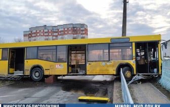 В Жодино водителю автобуса стало плохо за рулем, он въехал в памятник