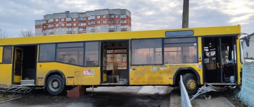 В Жодино водителю автобуса стало плохо за рулем, он въехал в памятник