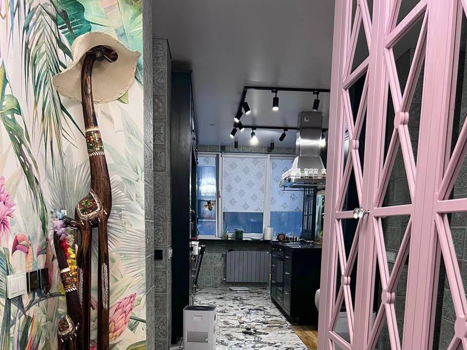 «Вложили в ремонт половину стоимости». Как семейная пара смогла позволить себе квартиру мечты?