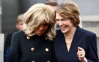 Первые леди Германии и Франции рассмеялись у мемориала жертвам Холокоста