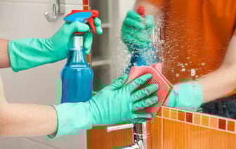 Забудьте об отпечатках пальцев на зеркале. Эти 3 ингредиента уберут их надолго — Полезно