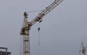 Рабочего зацепило грузом башенного крана, он упал с высоты 3-го этажа