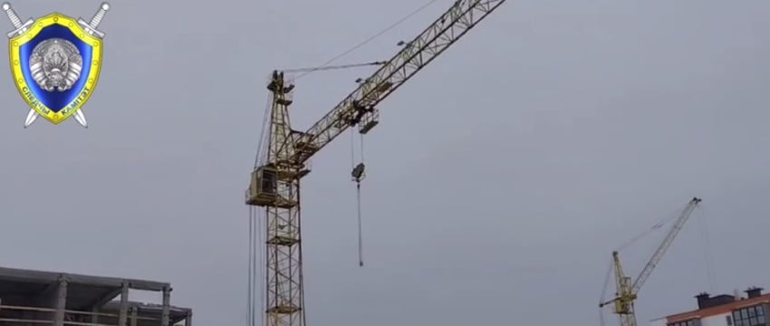 Рабочего зацепило грузом башенного крана, он упал с высоты 3-го этажа