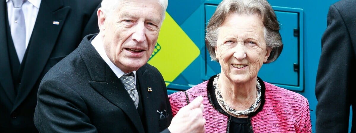 Экс-премьер Нидерландов и его жена покормили с собой