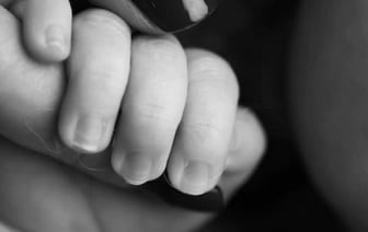 Мать, покусавшую полуторагодовалого сына, отправили в колонию. Женщина оправдывалась тем, что ребенок ее укусил первым