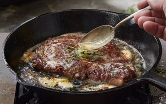 Почему во время жарки из мяса вытекает вода? Узнали, виноваты ли в этом хитрые продавцы — Полезно