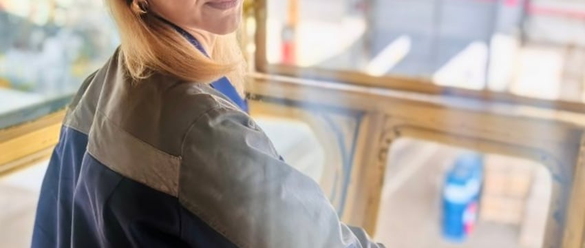 Многодетная мама из Белоозерска ловко управляет грузоподъемным краном на заводе