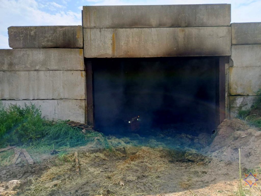 В Брестском районе горел сеносклад