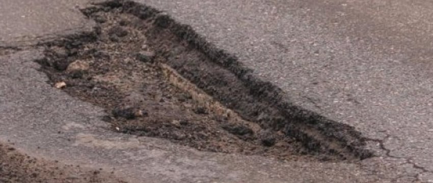 Белорус наехал на яму и повредил авто с непройденным техосмотром. Добился ли компенсации?