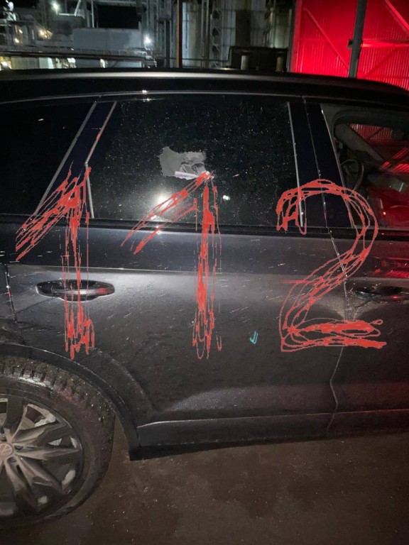 В автомобиль владельца фабрики по производству яиц стреляли в Воронежской области