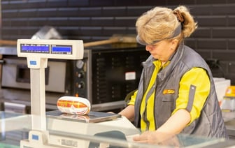 Торговая сеть опубликовала 600 вакансий по всей Беларуси. Кому пообещали сертификат на 500 рублей, а кому — 2800 зарплаты?