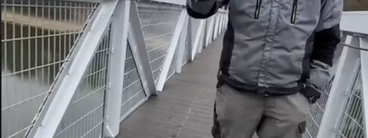 Власти обещали сделать часть подвесного моста в Мостах стеклянной. Белорусы показали, что получилось