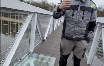 Власти обещали сделать часть подвесного моста в Мостах стеклянной. Белорусы показали, что получилось