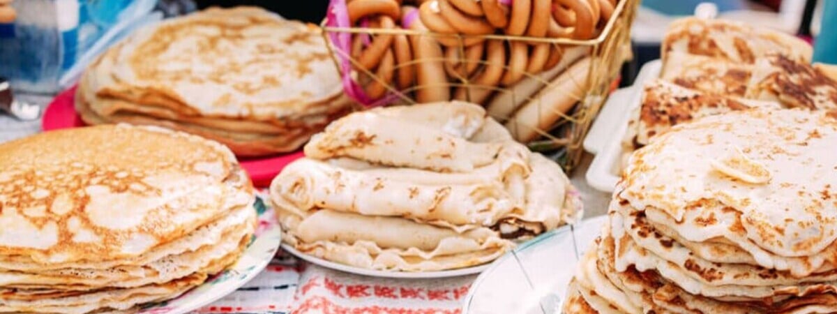 Белорусам предложили бесплатные блины с семгой, икрой и не только. Куда идти за угощением?