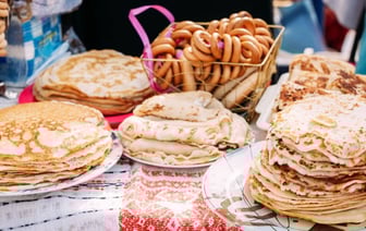 Белорусам предложили бесплатные блины с семгой, икрой и не только. Куда идти за угощением?