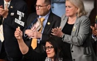 Американский законодатель поднял плакат с надписью "военный преступник" во время выступления Нетаньяху в Конгрессе