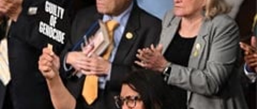 Американский законодатель поднял плакат с надписью "военный преступник" во время выступления Нетаньяху в Конгрессе