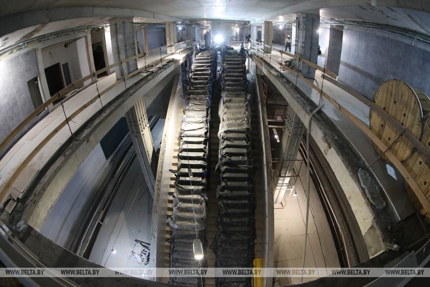 Светильники-облака и облицовка гранитом. Смотрите, как строятся новые станции третьей линии минского метро