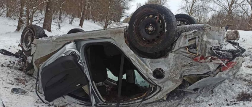 Три человека пострадали в результате ДТП в Глубокском районе, легковушка всмятку