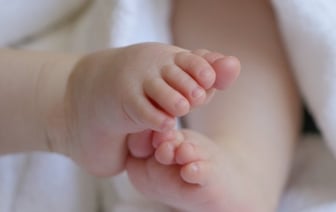 На какую помощь от государства могут рассчитывать родители при рождении ребенка?