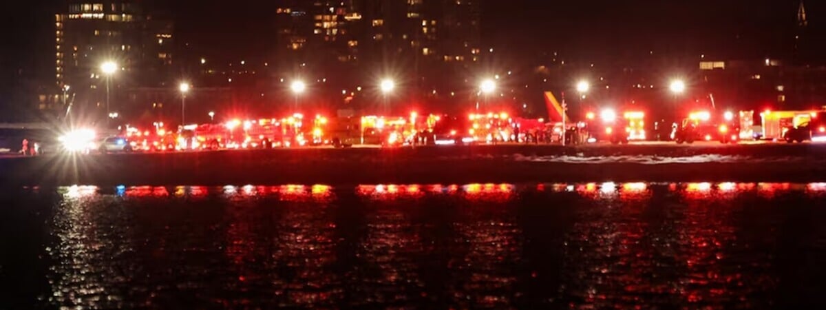 В небе над Вашингтоном военный вертолет столкнулся с самолётом с 60 пассажирами на борту — Видео