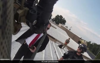 На новых кадрах видно, как американские офицеры стоят над телом стрелка из Трампа