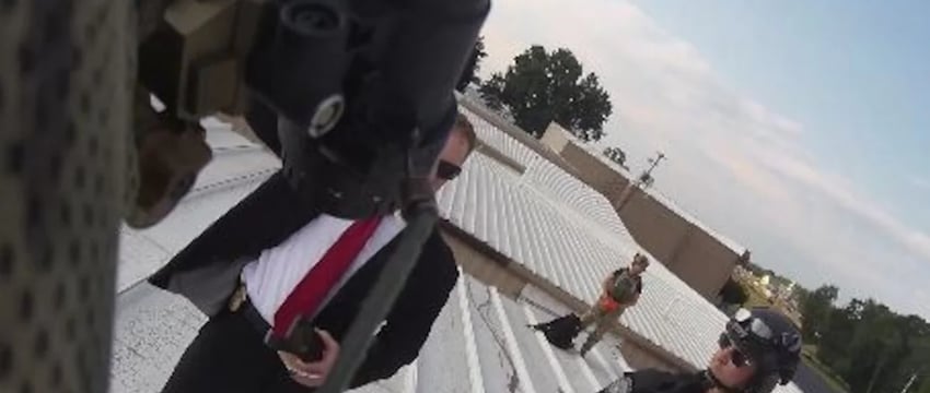 На новых кадрах видно, как американские офицеры стоят над телом стрелка из Трампа