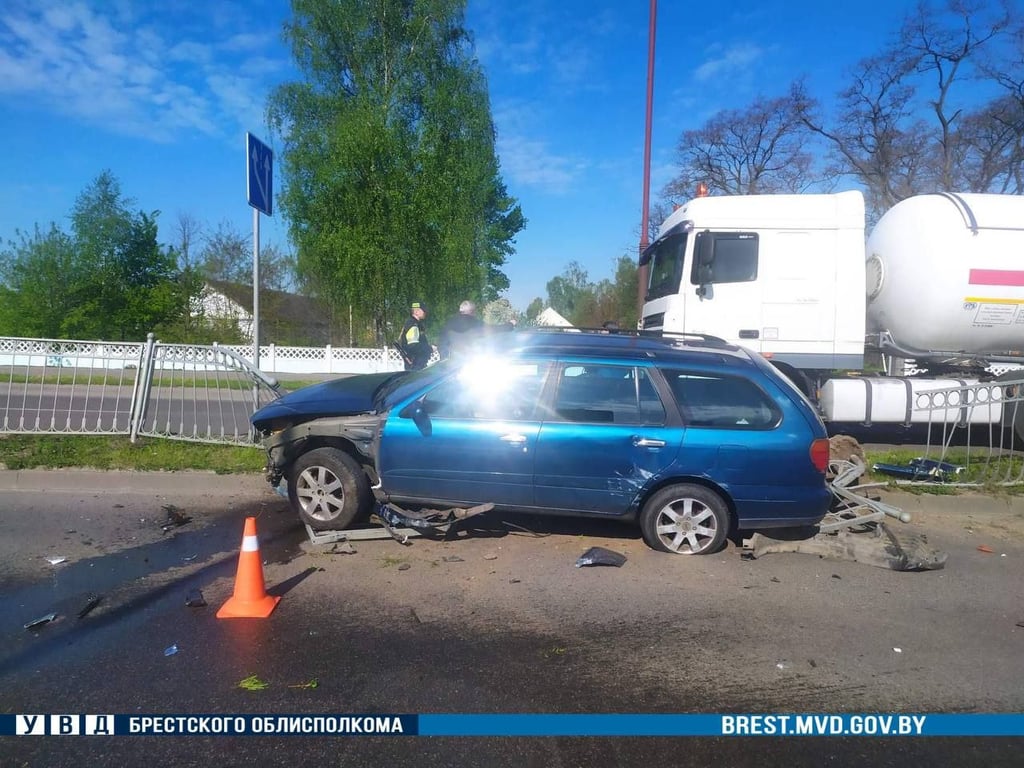 В Бресте на ул. Лейтенанта Рябцева автомобиль cнёс шесть пролётов ограждения. Как это произошло?