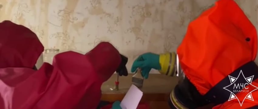 Сотрудники МЧС собирали разлитую ртуть в квартире в Несвиже