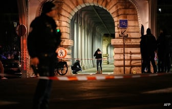 Полицейский ранен в результате нападения в центре Парижа, заявил французский министр