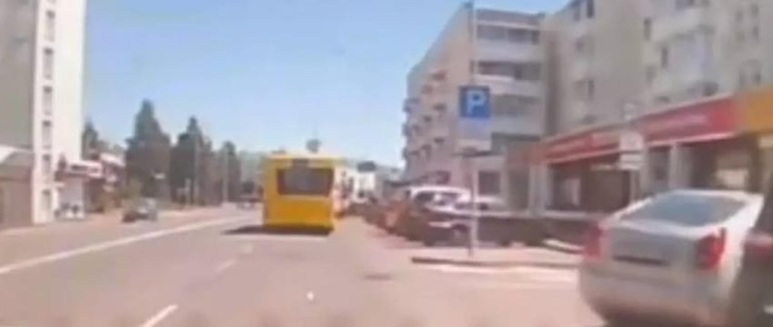 Женщина перепутала педали и наехала на коляску с ребенком в Барановичах