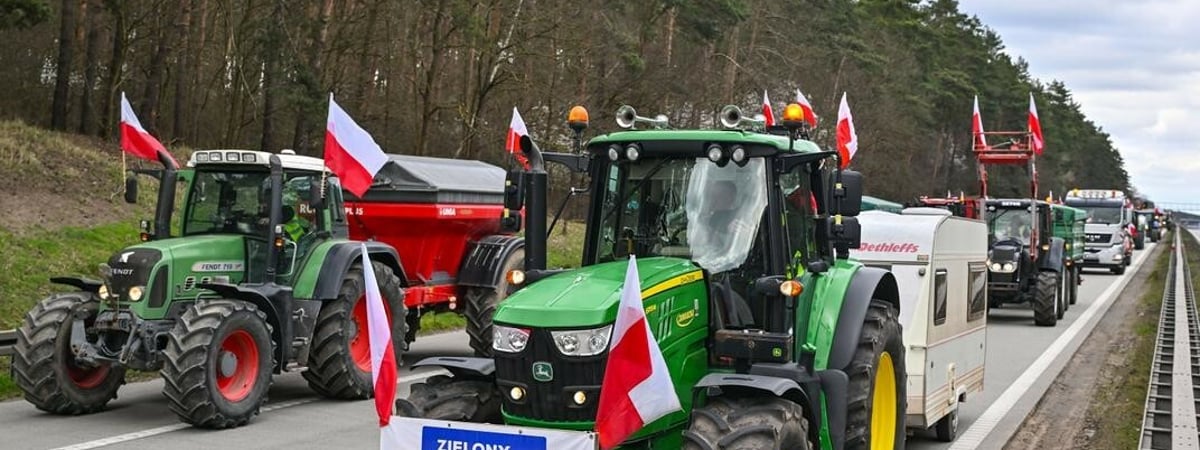 Польские фермеры заблокировали тракторами два КПП на границе с Германией — Видео
