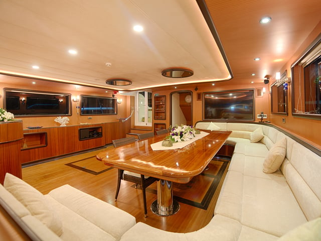 SALOON (2)