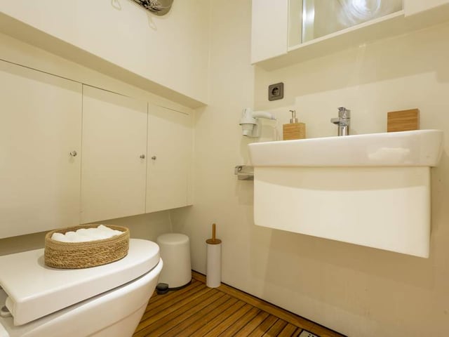 24 Grand Sailor Wc & Shower 1