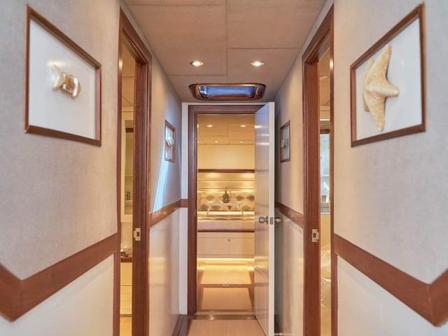 11 Grand Sailor Corridor