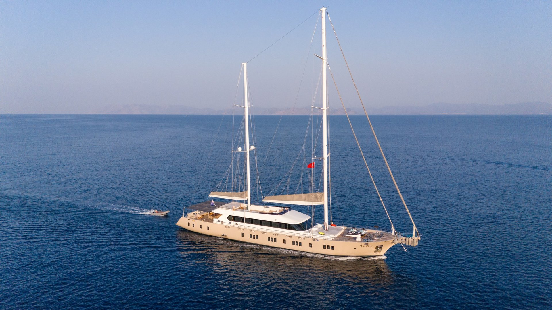 De Love yacht aerial view