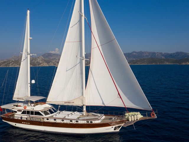 Serenity 86 yacht